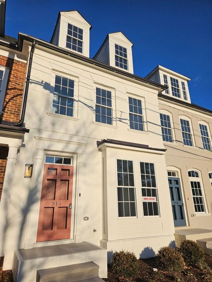 914 Charles St - Photo 3 of 50