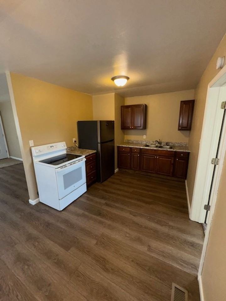 917 Independence Ave - Photo 3 of 10