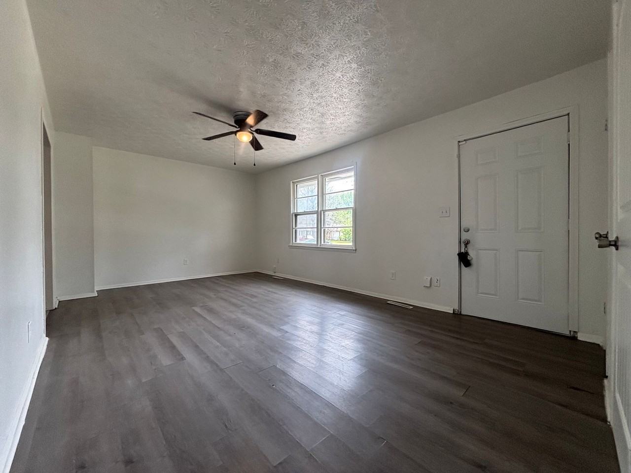 2541 E Commercial St - Photo 2 of 14