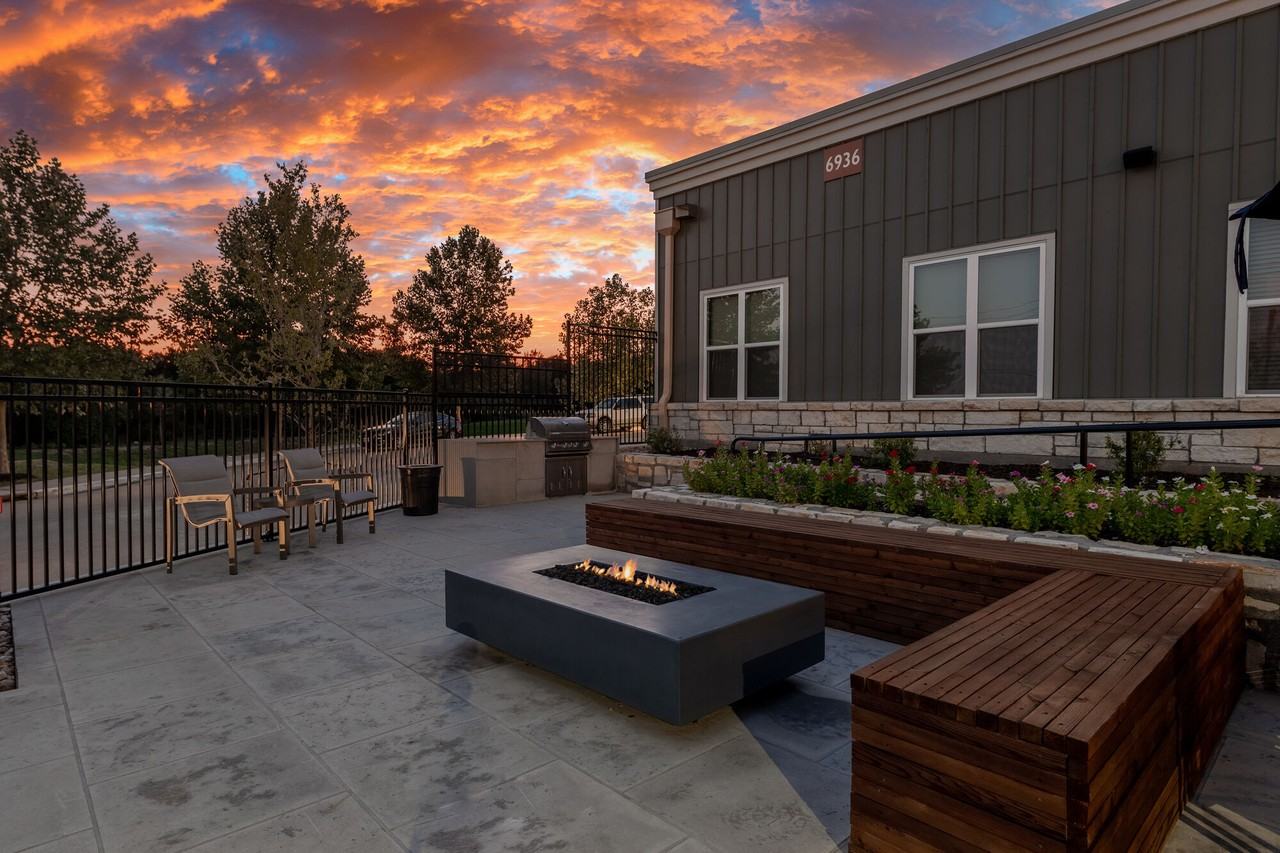 The Oaks at Ben White - Photo 4 of 16