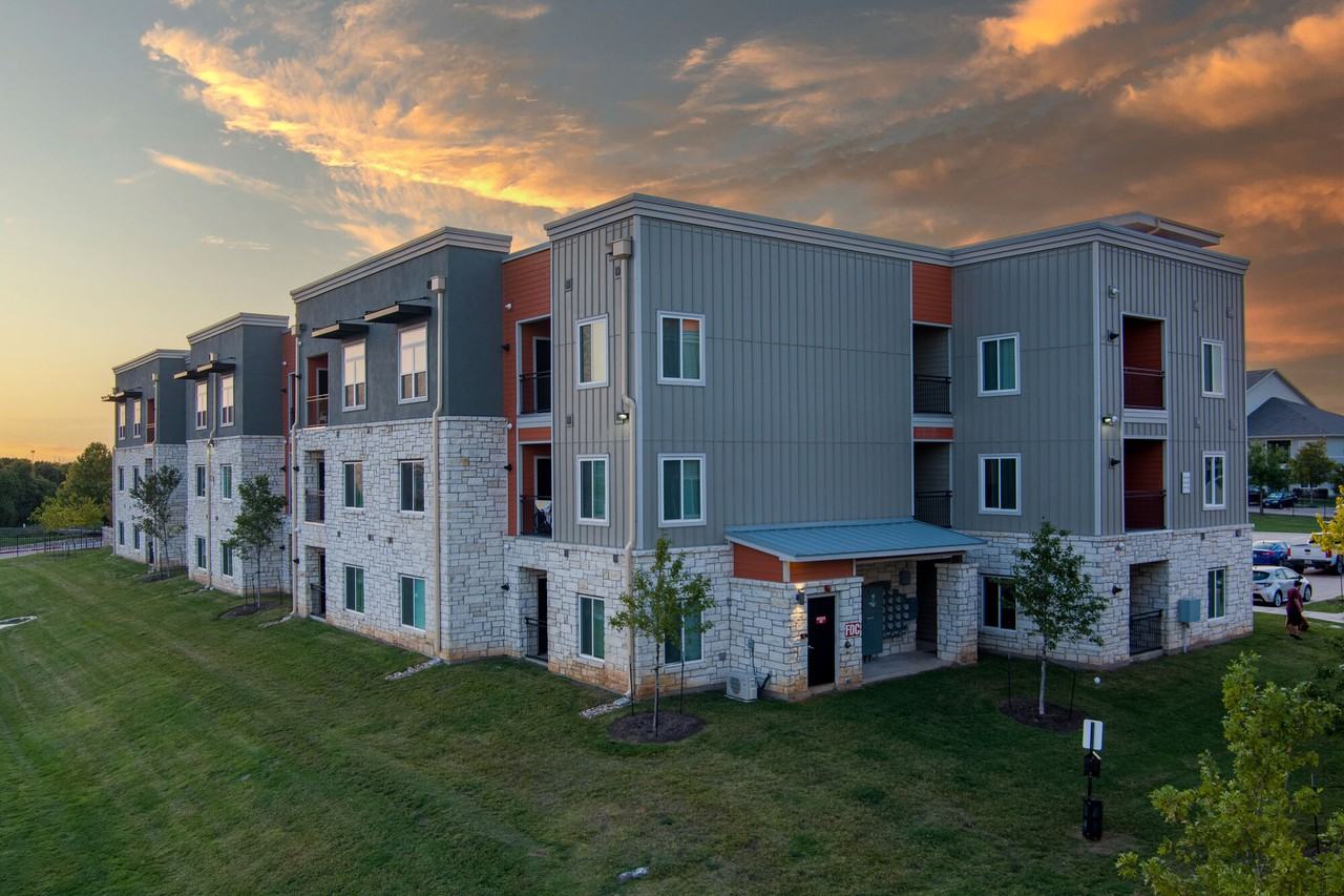 The Oaks at Ben White - Photo 5 of 16