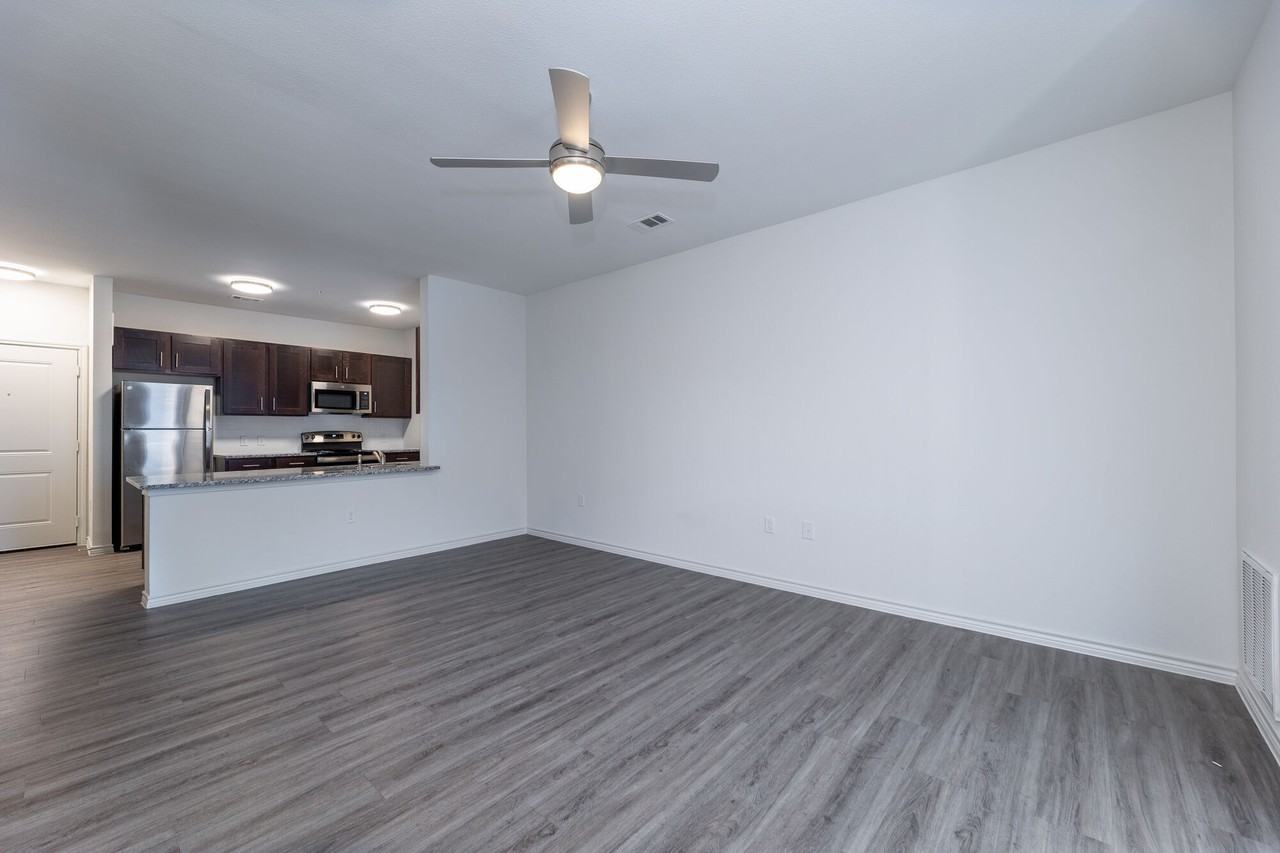 The Oaks at Ben White - Photo 7 of 16