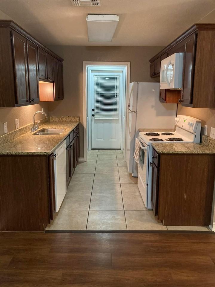 119 Circle Ct #129 - Photo 3 of 7