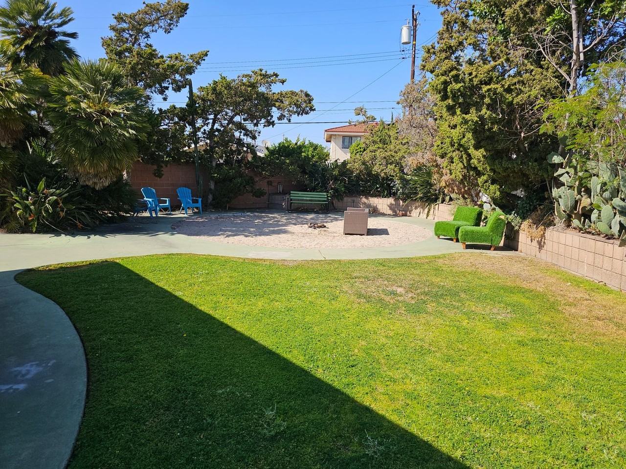 1087 N Greengrove St - Photo 2 of 13