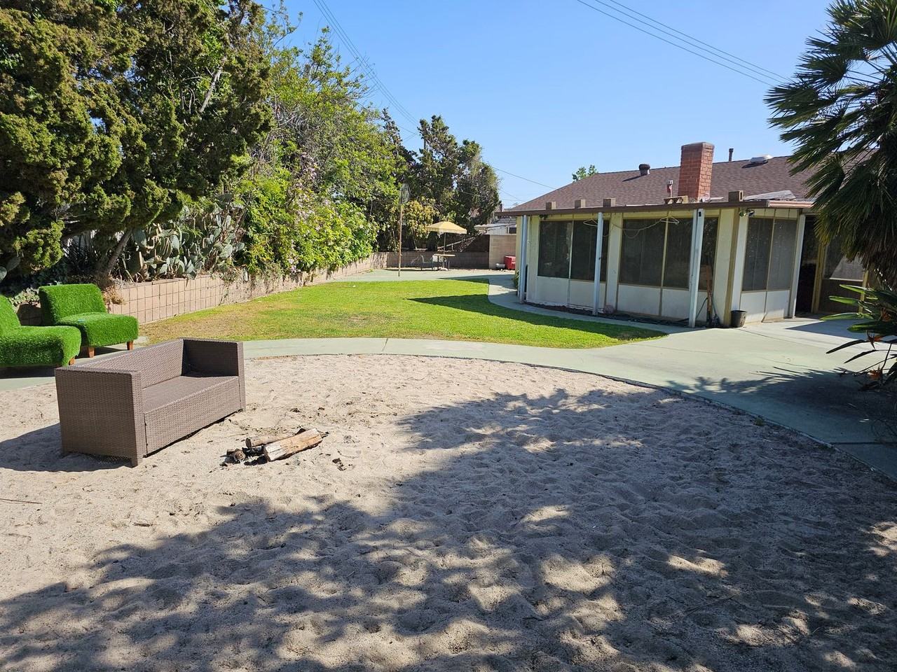 1087 N Greengrove St - Photo 3 of 13