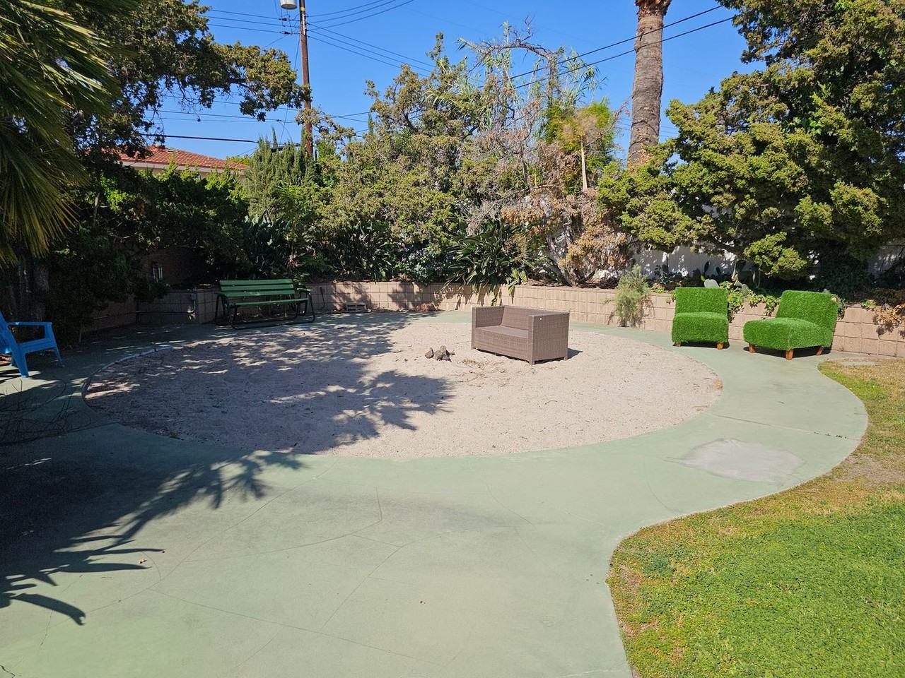 1087 N Greengrove St - Photo 4 of 13