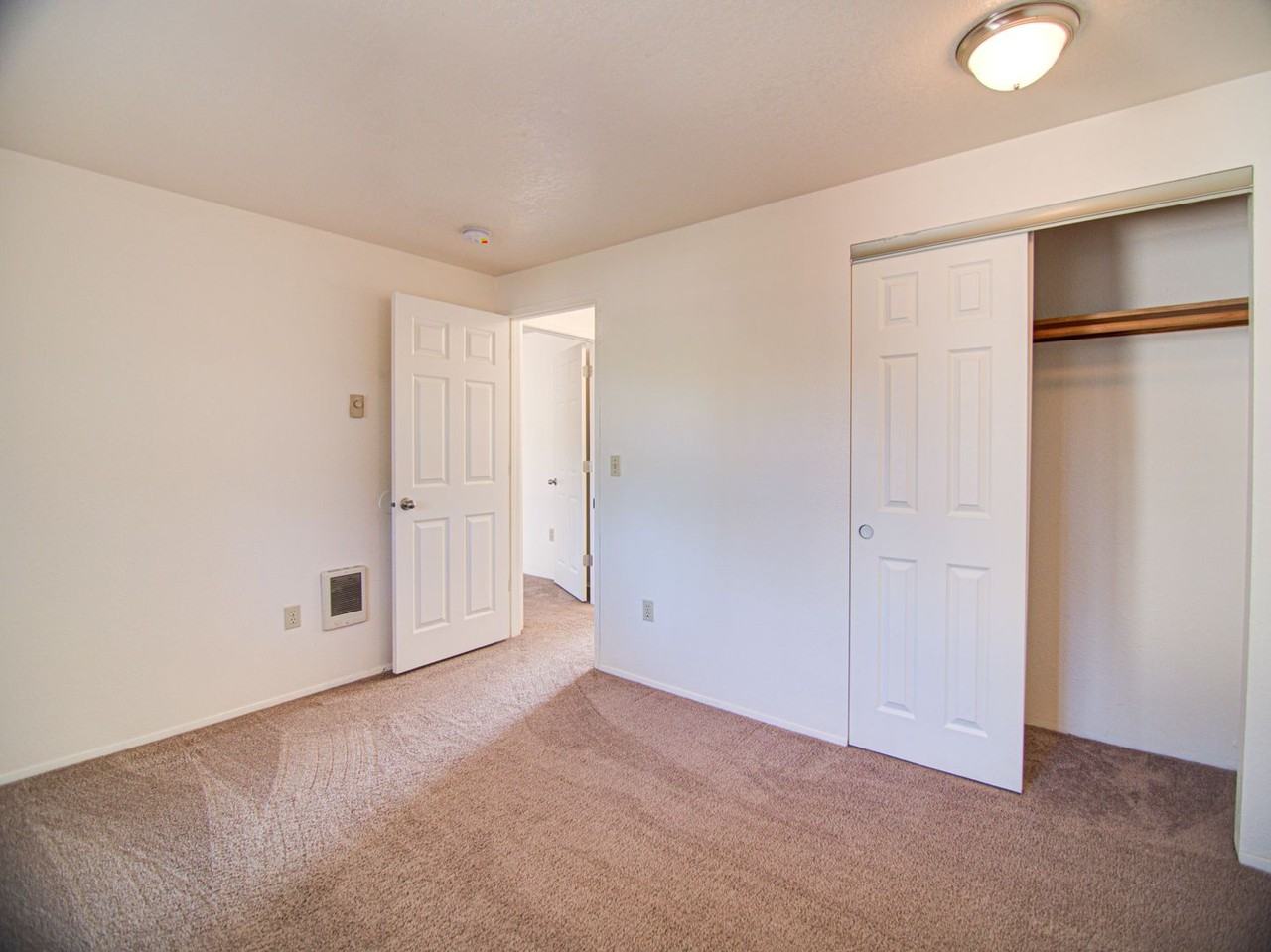 #840 SOUTH POINTE APARTMENTS - Photo 5 of 10