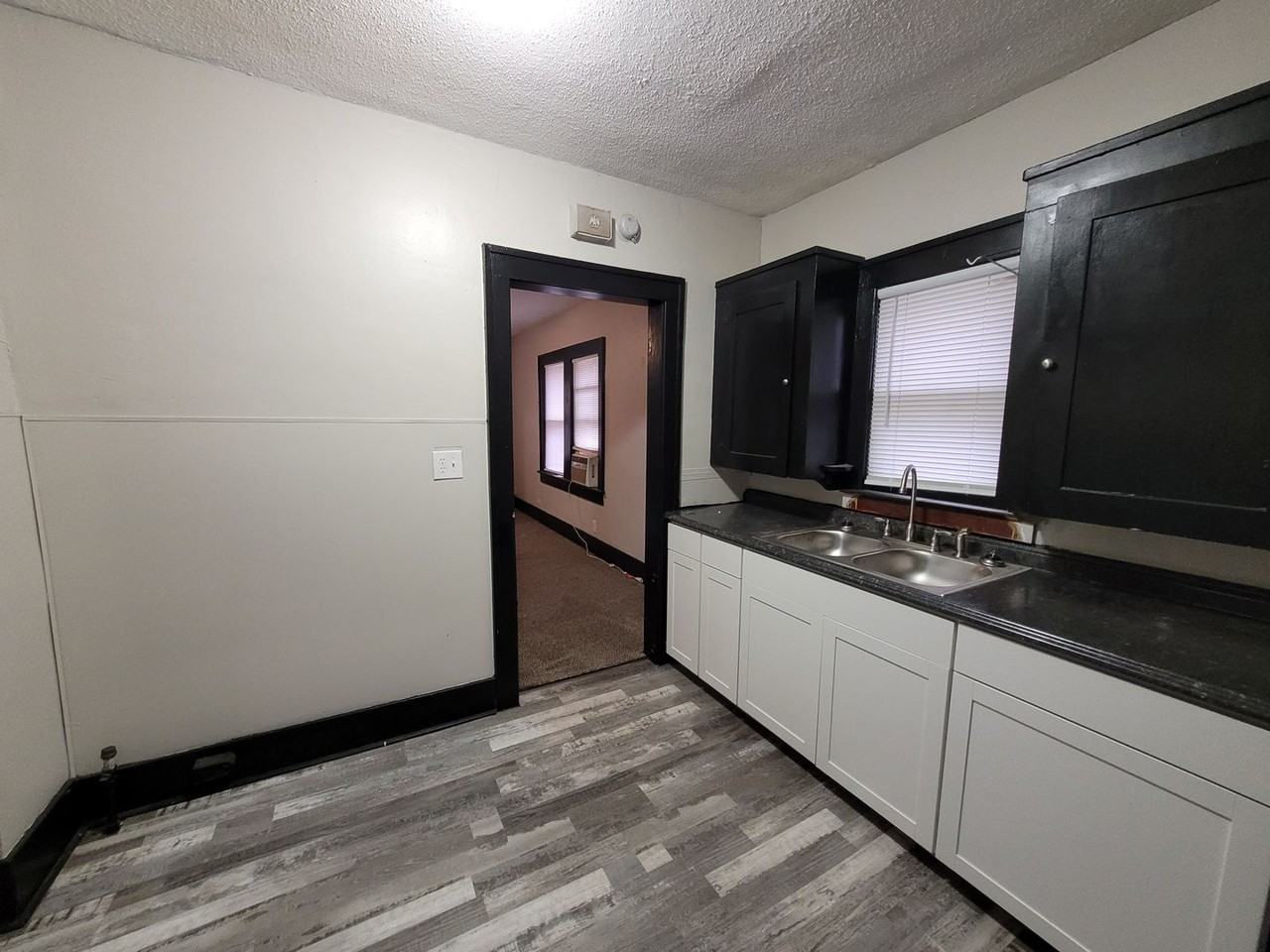 417 N Edwards Ave - Photo 2 of 7