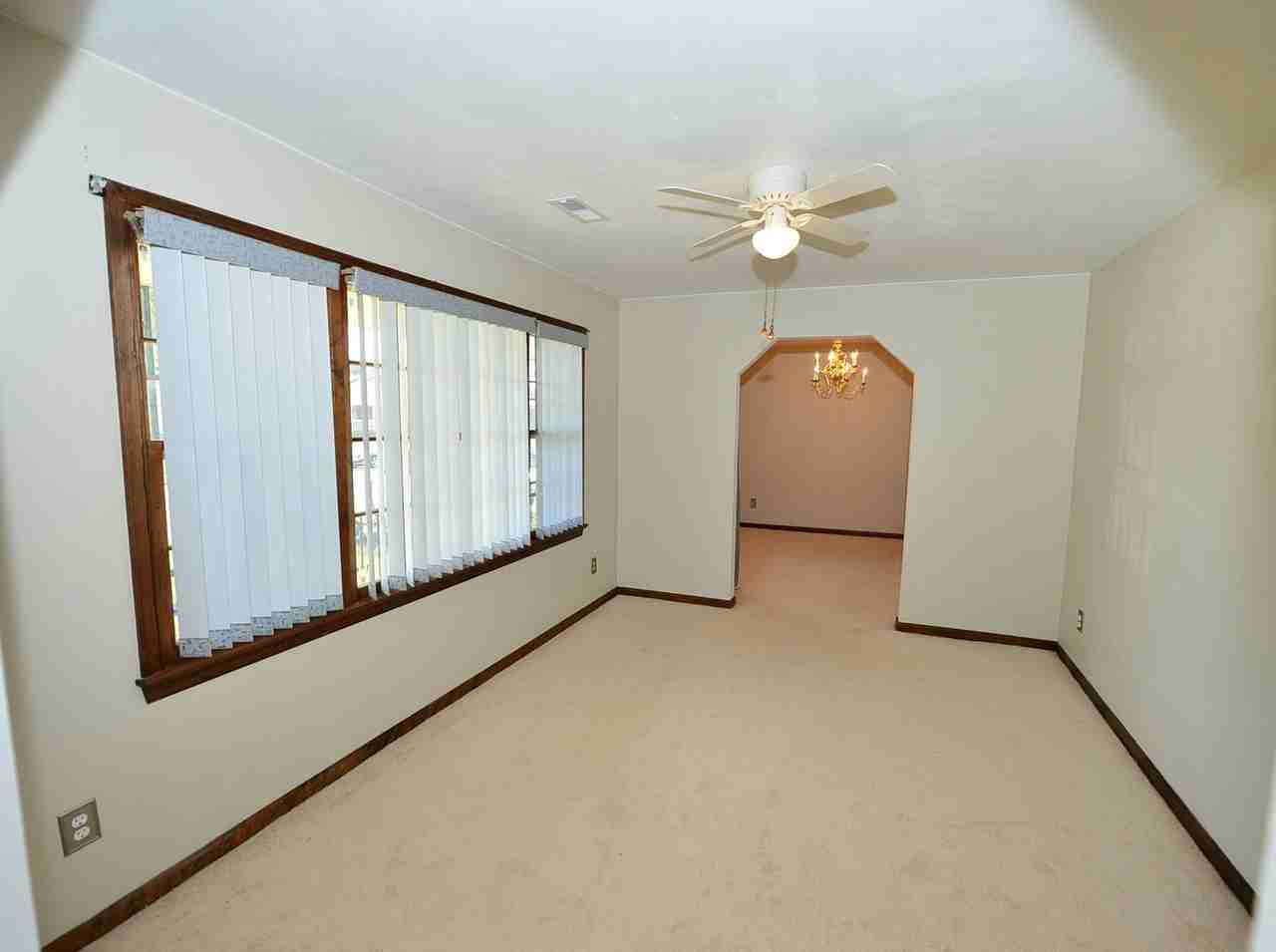 1452 S Eva Blvd - Photo 5 of 34