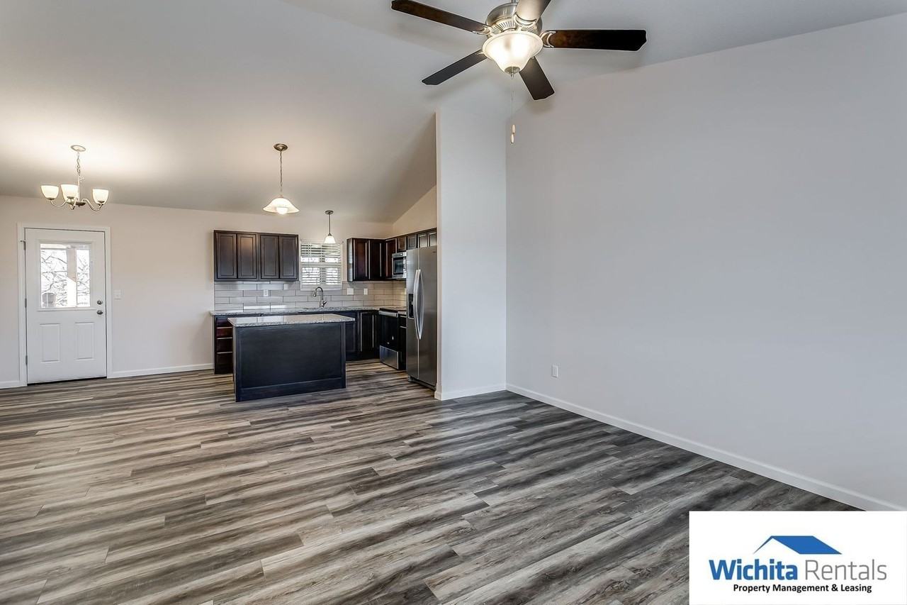 8721 E Chris Ct - Photo 3 of 11