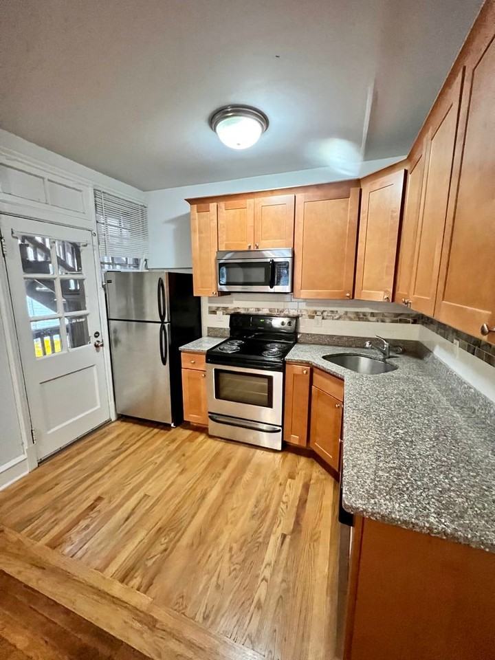 1106 West Franklin St - Photo 5 of 13