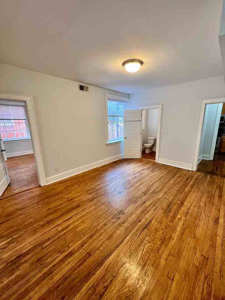 1121 W Grace St - Photo 5 of 33