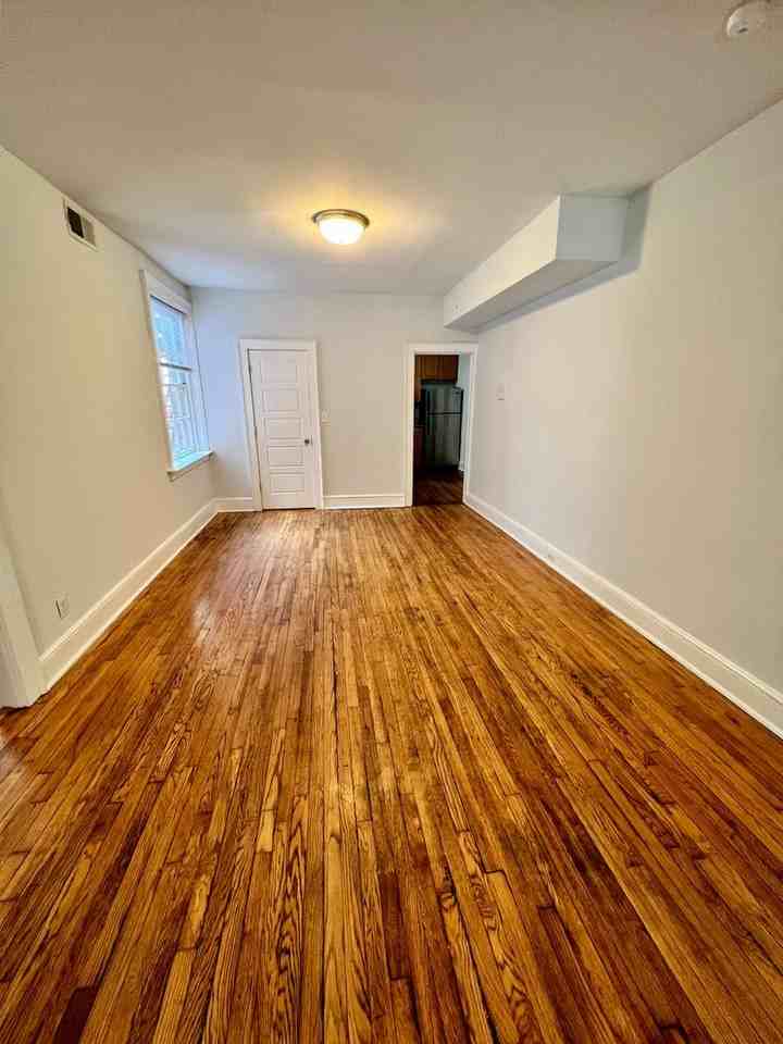 1121 W Grace St - Photo 6 of 33