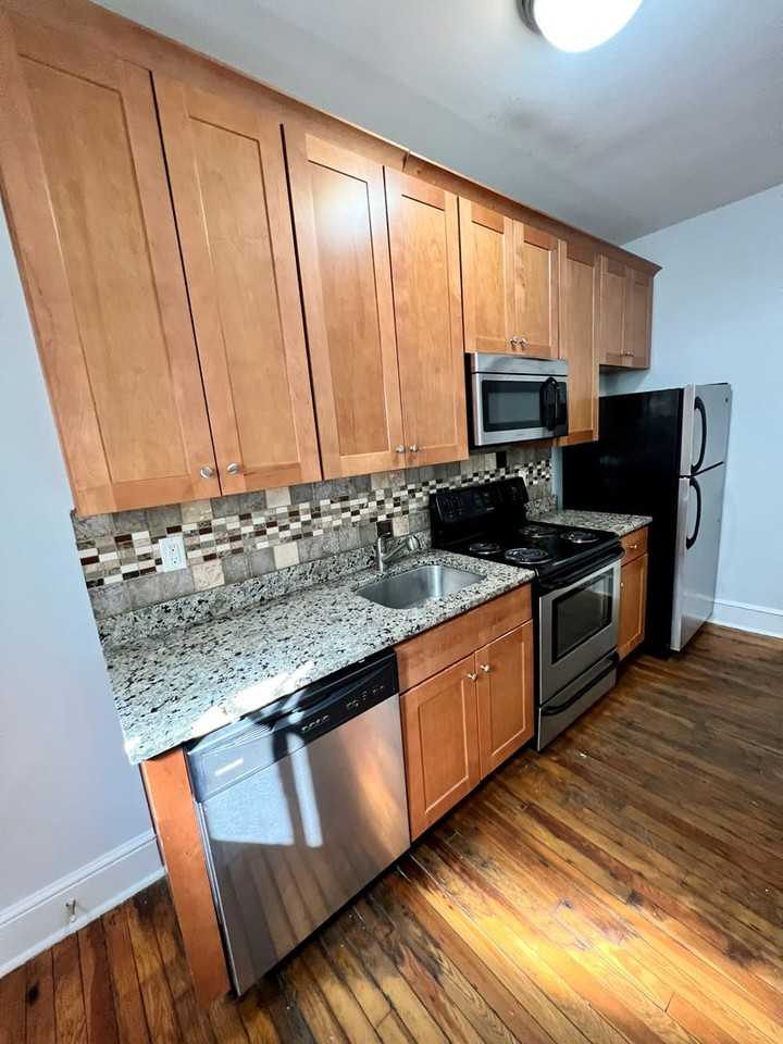 1121 W Grace St - Photo 7 of 33