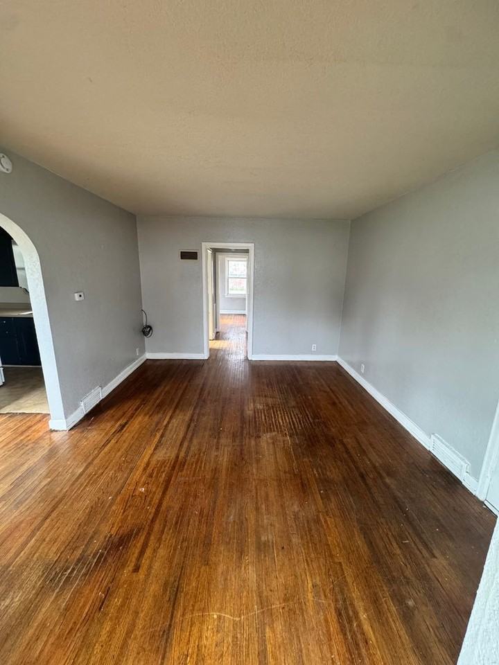 1308 W 4th - Photo 3 of 14