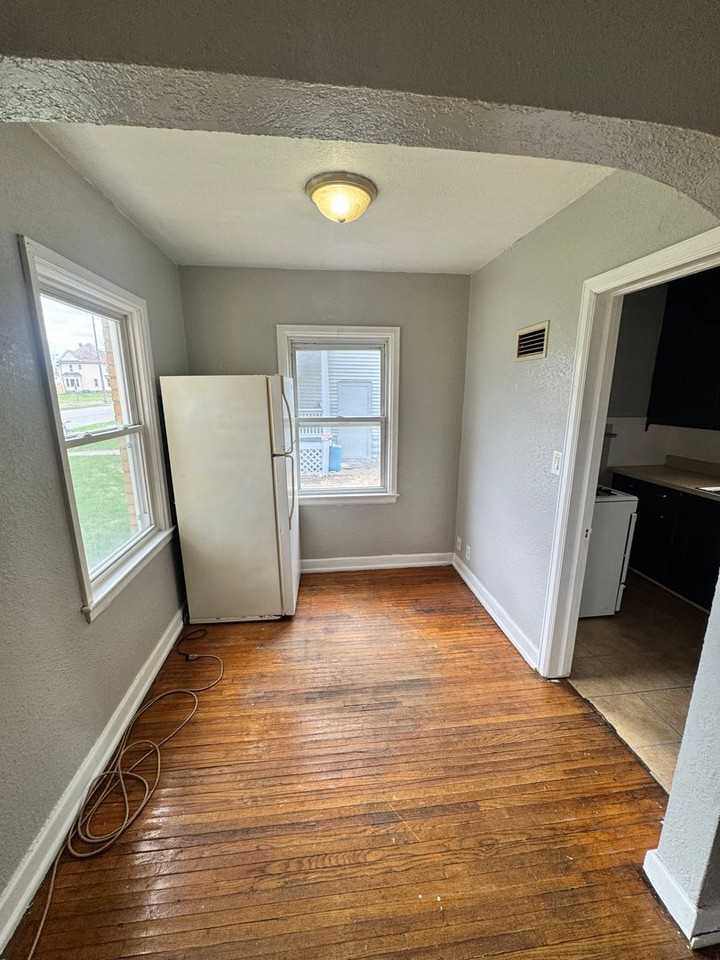 1308 W 4th - Photo 4 of 14