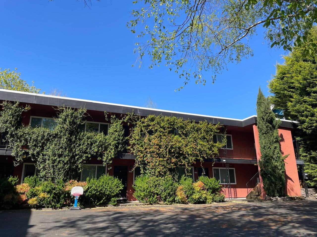 2145 Ne Halsey St - Photo 6 of 29