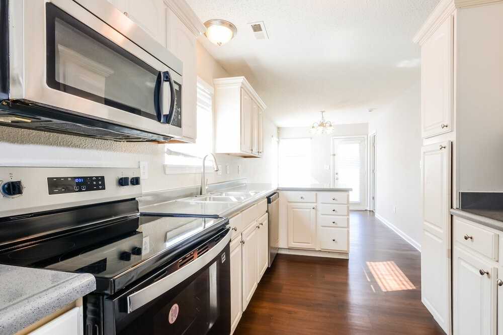 9674 Thomas Ln - Photo 6 of 16