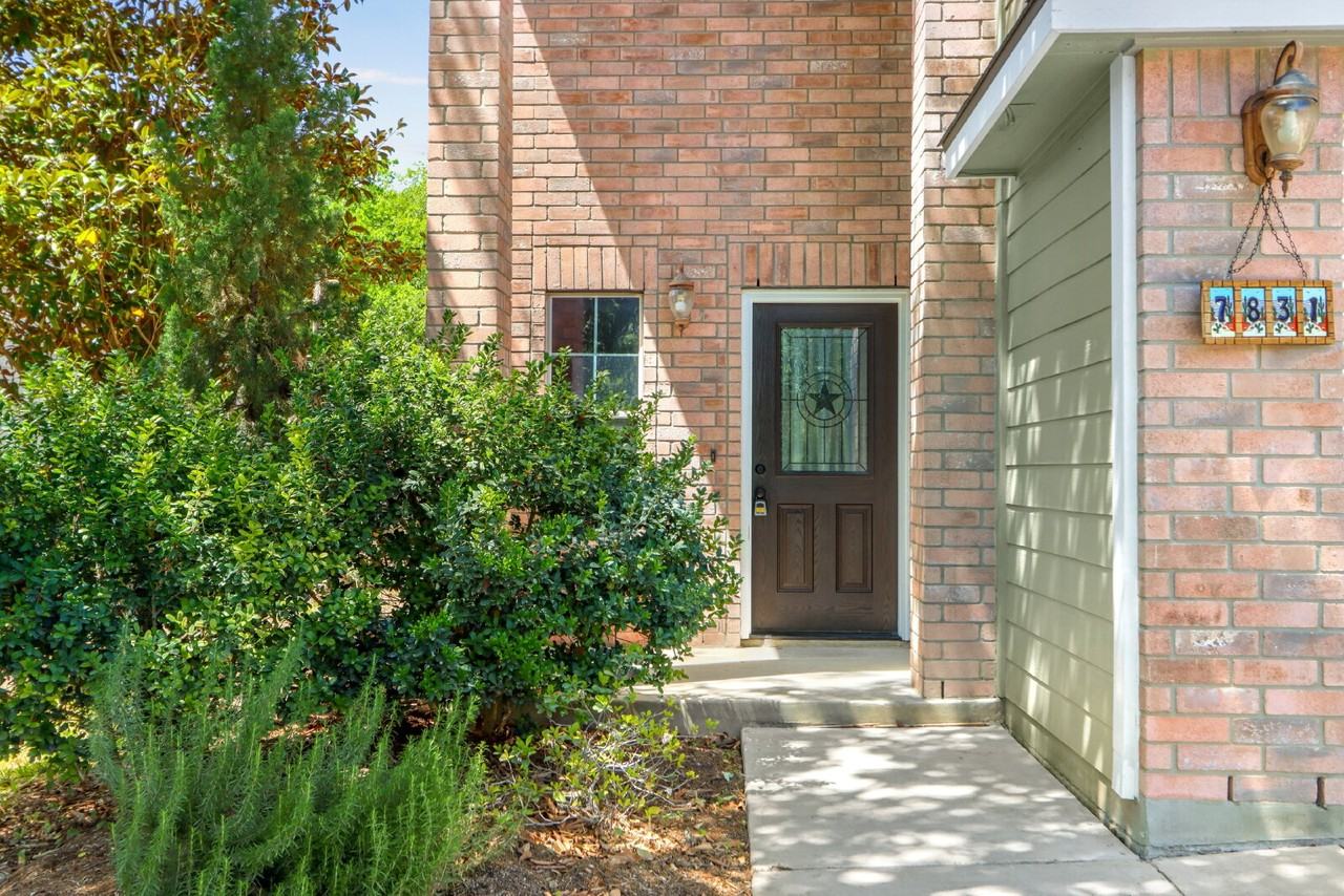 7831 Saddle Run - Photo 2 of 38