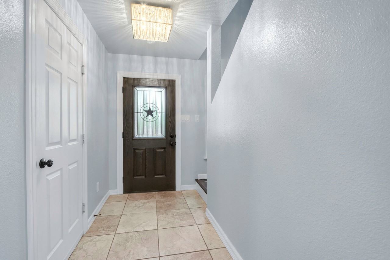 7831 Saddle Run - Photo 3 of 38