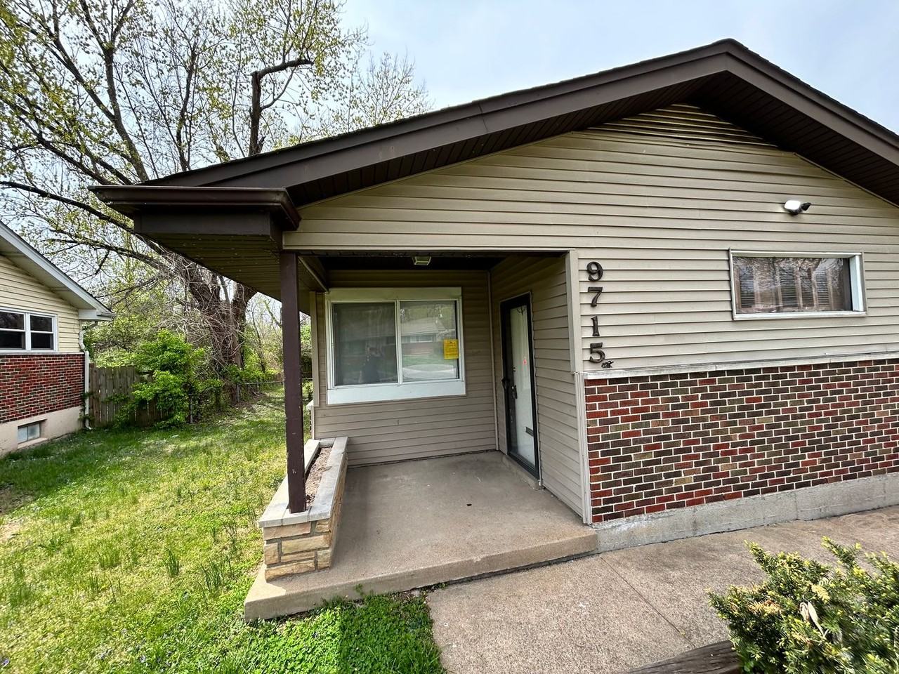 9715 Edgefield Dr - Photo 3 of 12