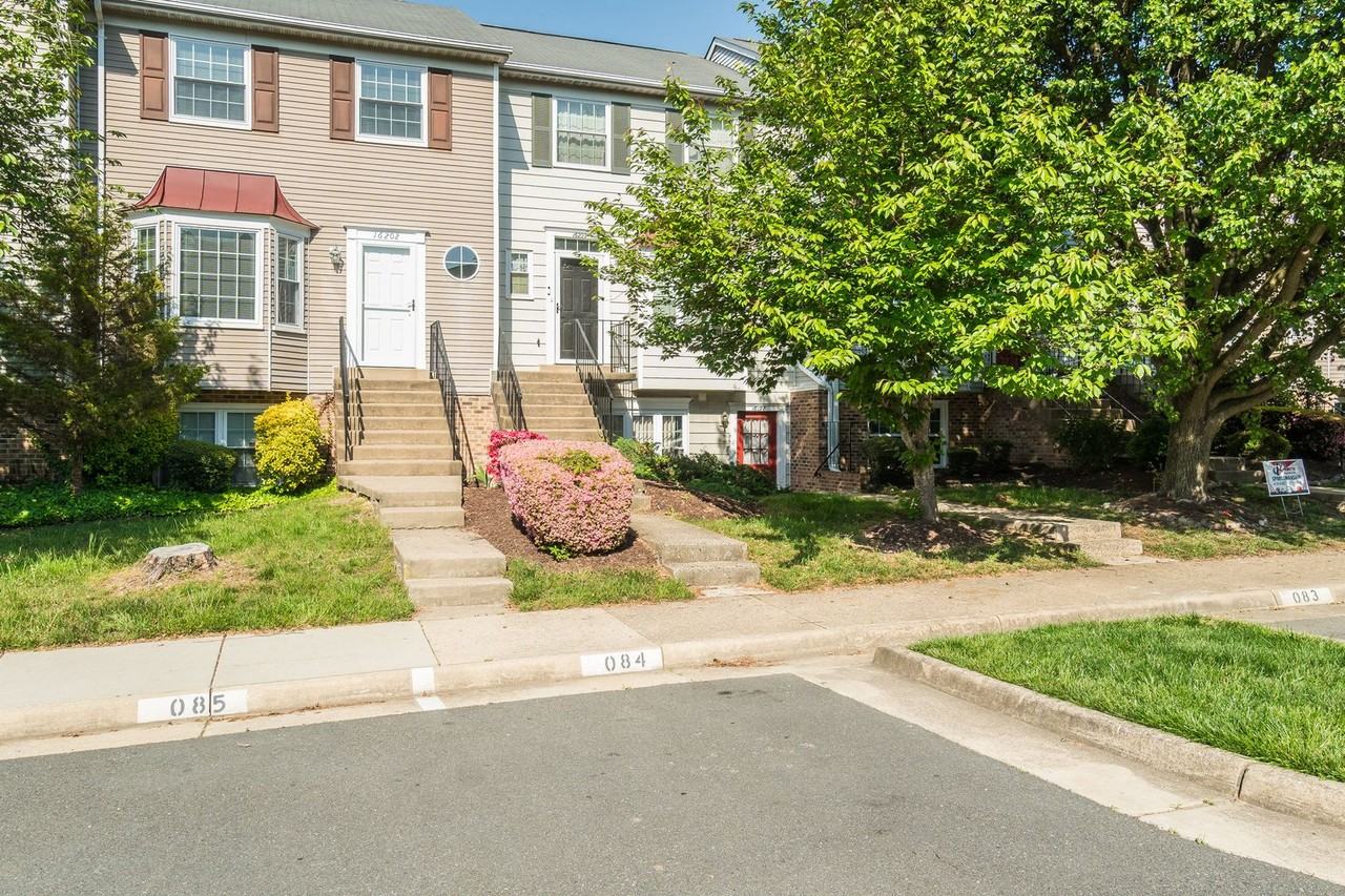 16198 Taconic Cir - Photo 3 of 28