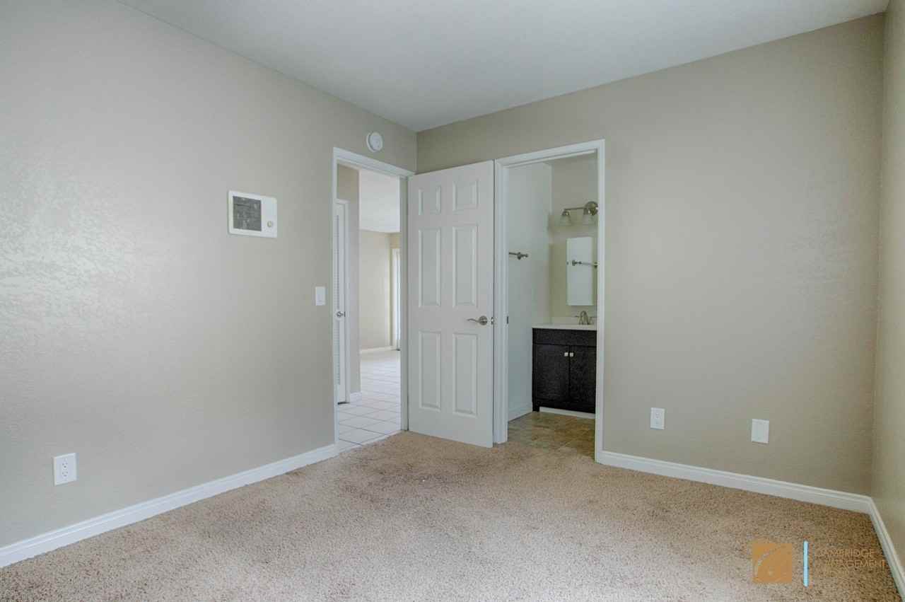 4255 Winona Ave - Photo 7 of 13