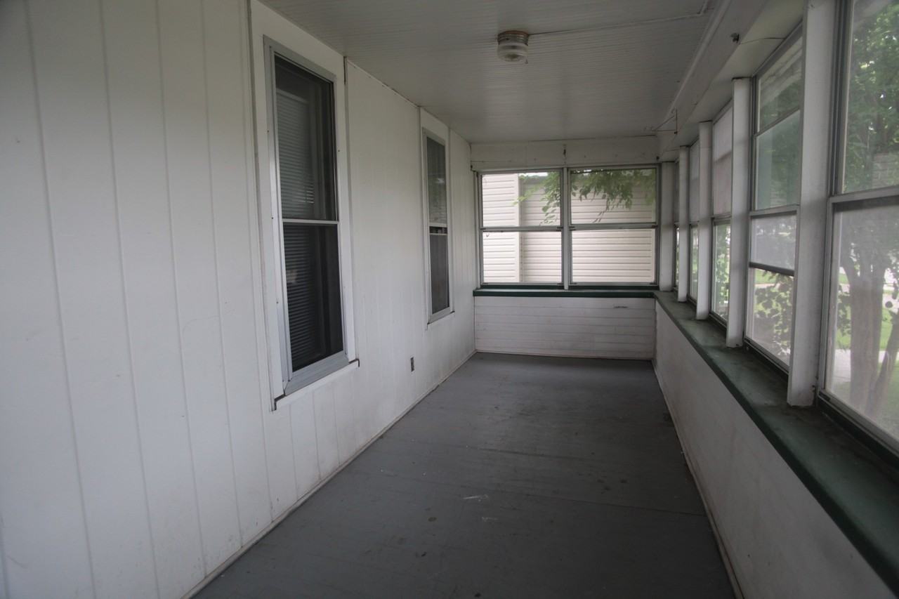 637 3rd Ave S - Photo 3 of 19