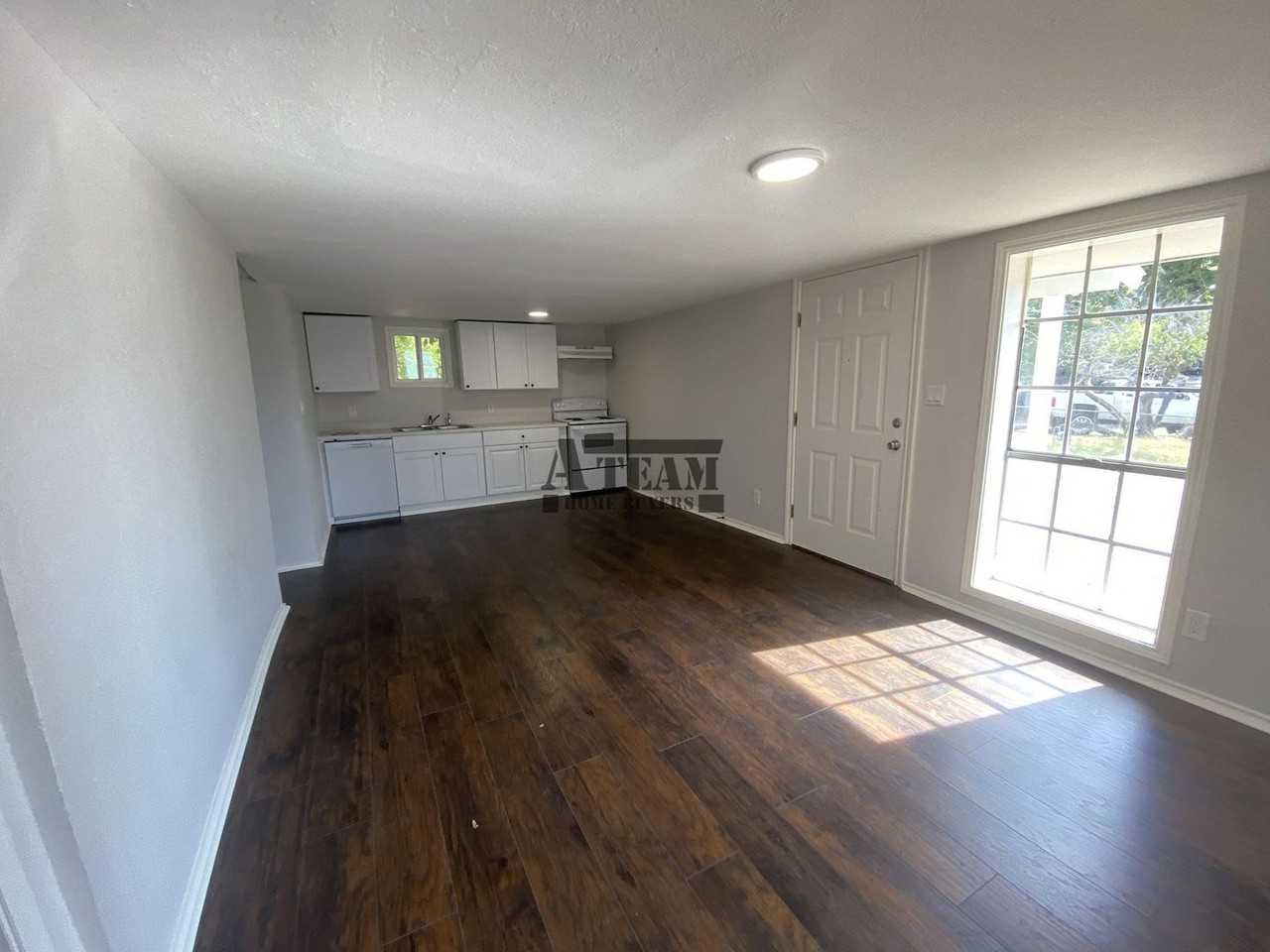 215 N Gauntt St - Photo 4 of 16