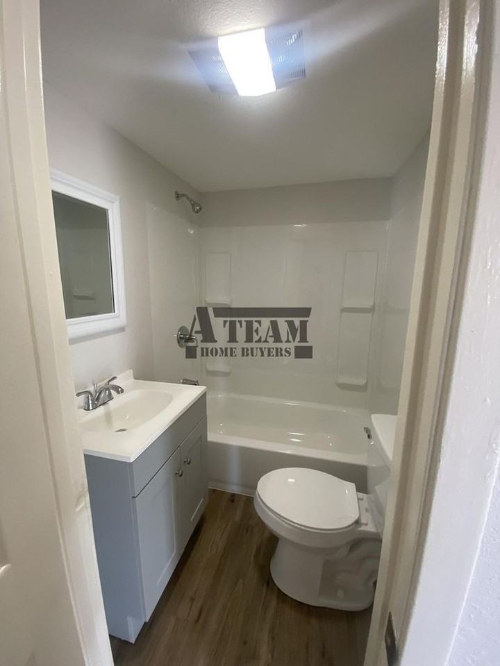 215 N Gauntt St - Photo 7 of 16