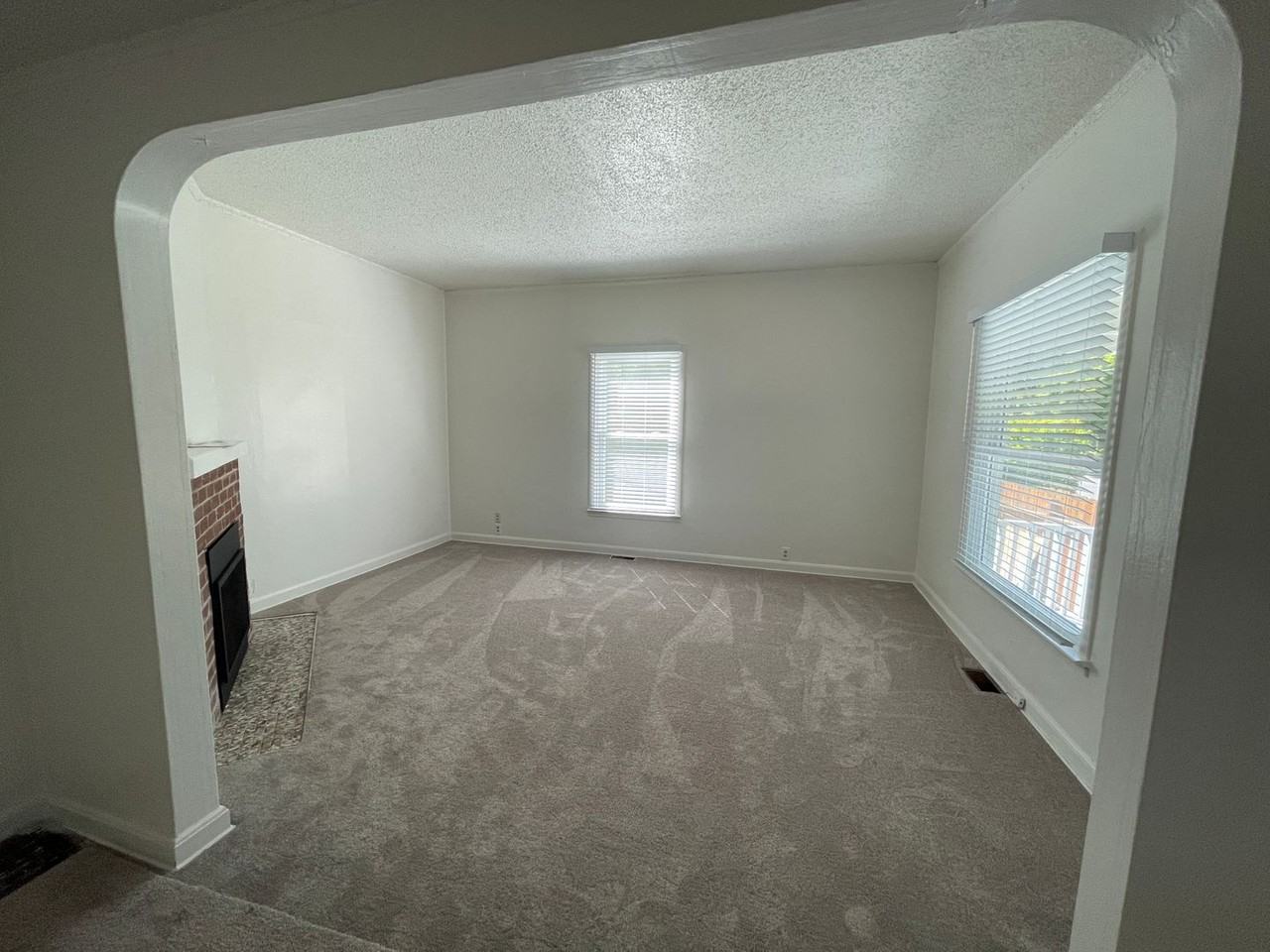 1204 Ne Dekum St - Photo 4 of 22