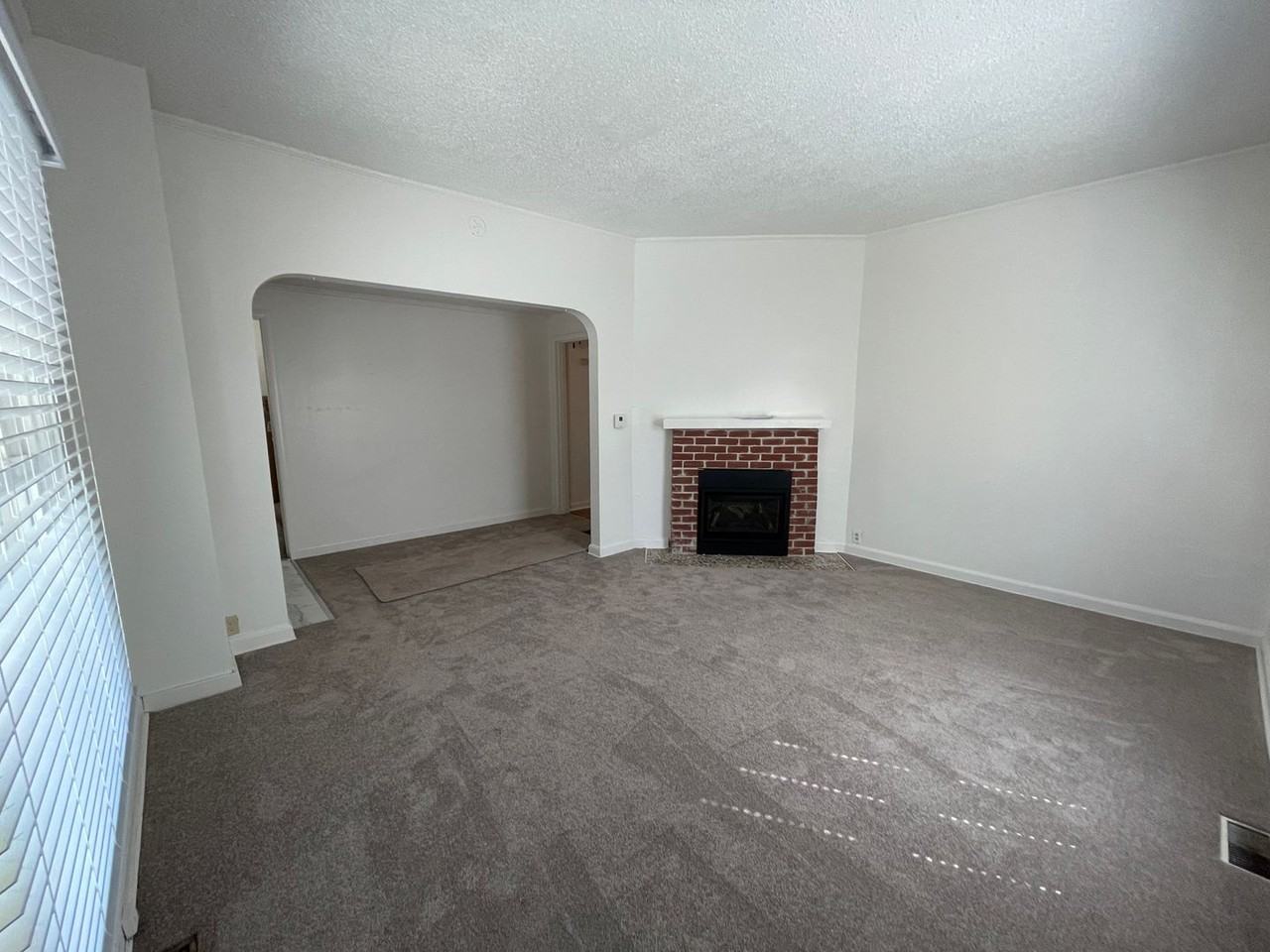 1204 Ne Dekum St - Photo 5 of 22