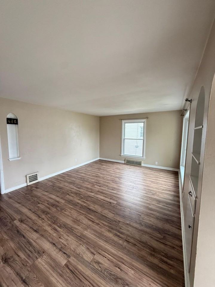 1037 Lloyd Rd - Photo 2 of 7