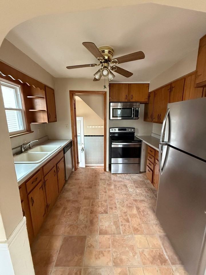 1037 Lloyd Rd - Photo 3 of 7