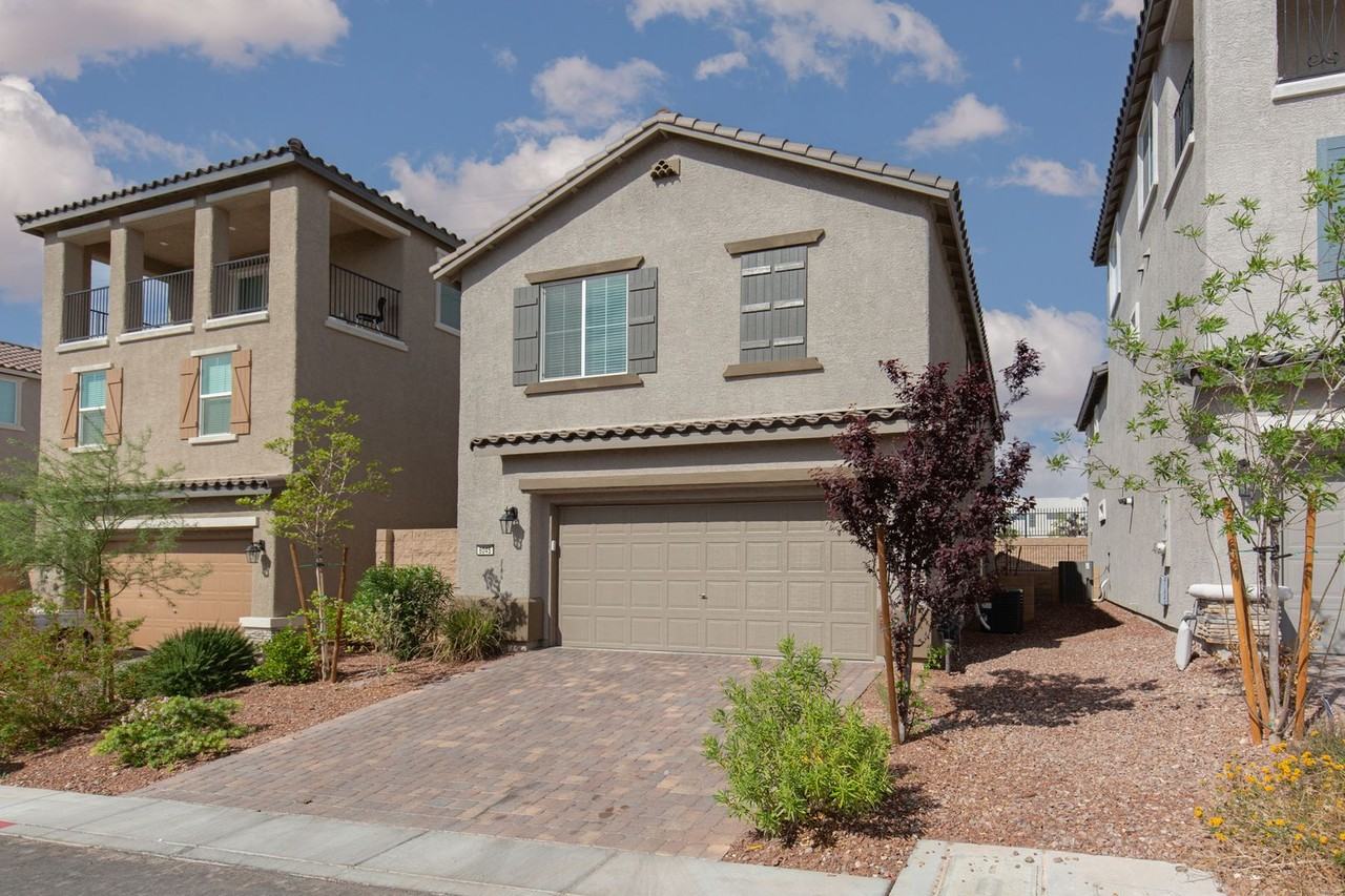8045 Skye Foxx St - Photo 2 of 35