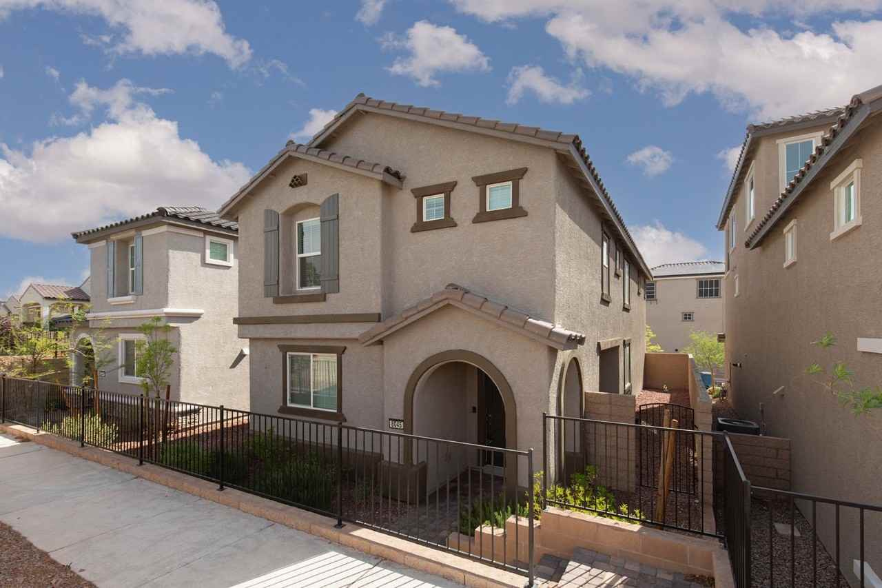 8045 Skye Foxx St - Photo 3 of 35