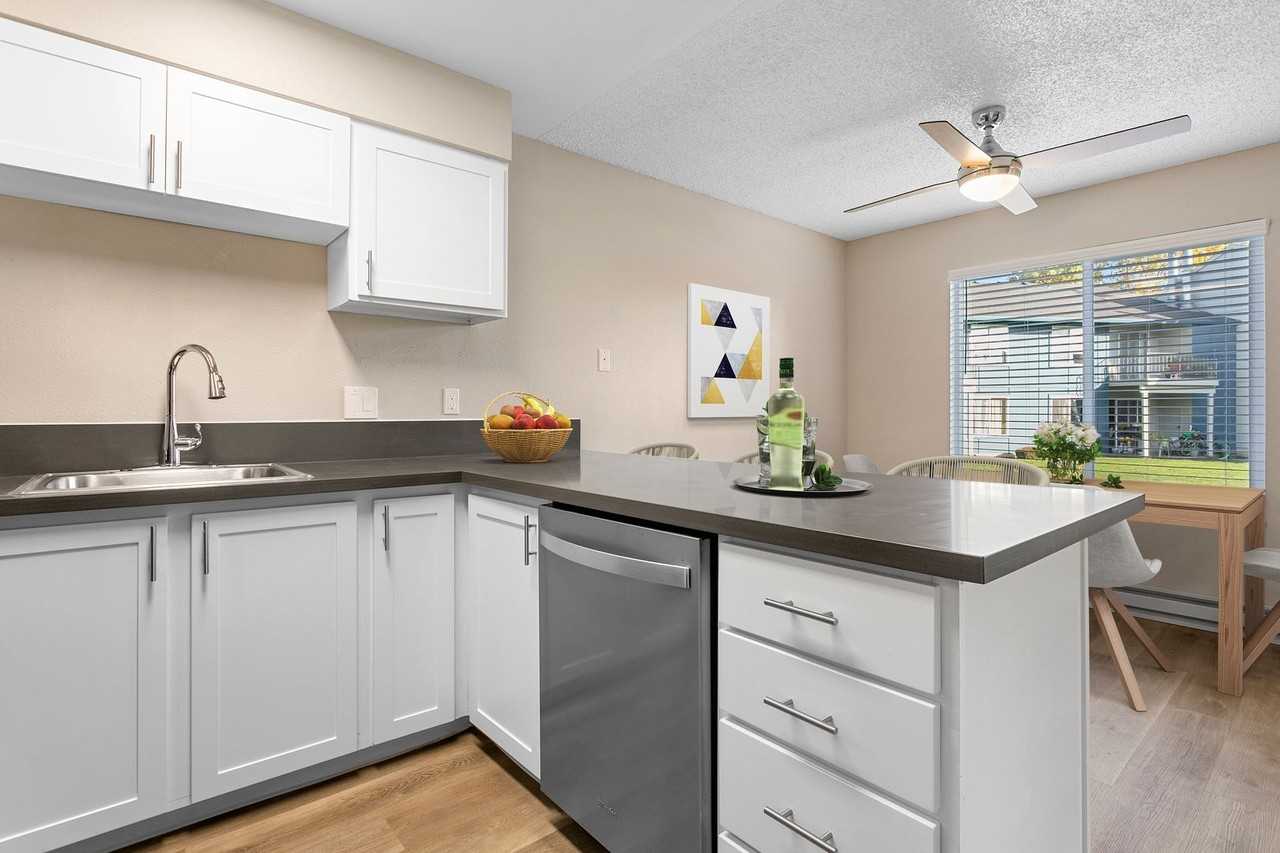 The Alexander Apartments - Photo 6 of 23