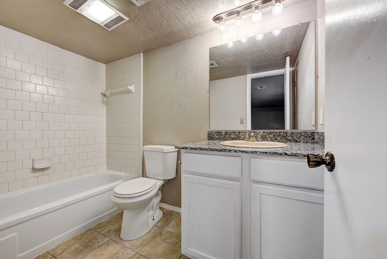 2221 Nw 117th St - Photo 3 of 41