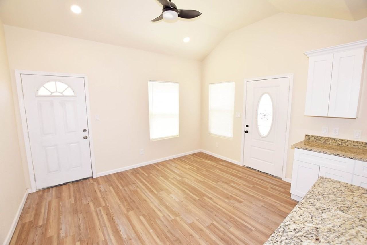 1010 N Eva Ave - Photo 3 of 24