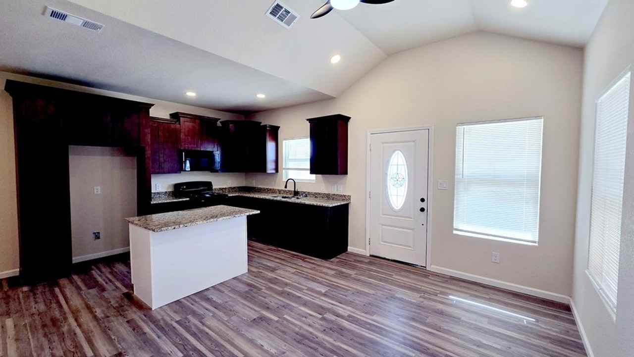 1012 N Eva Ave - Photo 2 of 8