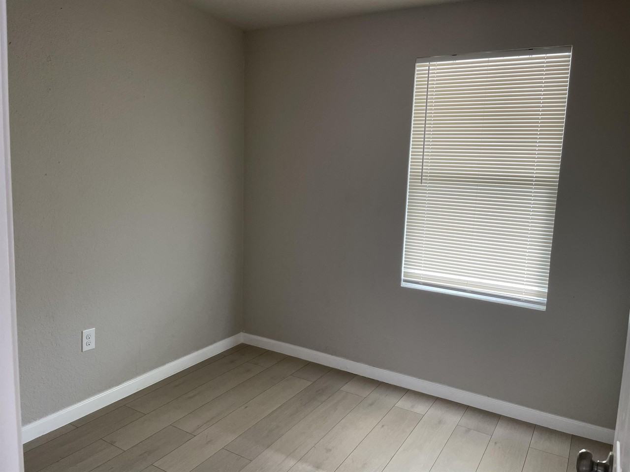 715 New Laredo Highway - Photo 5 of 17