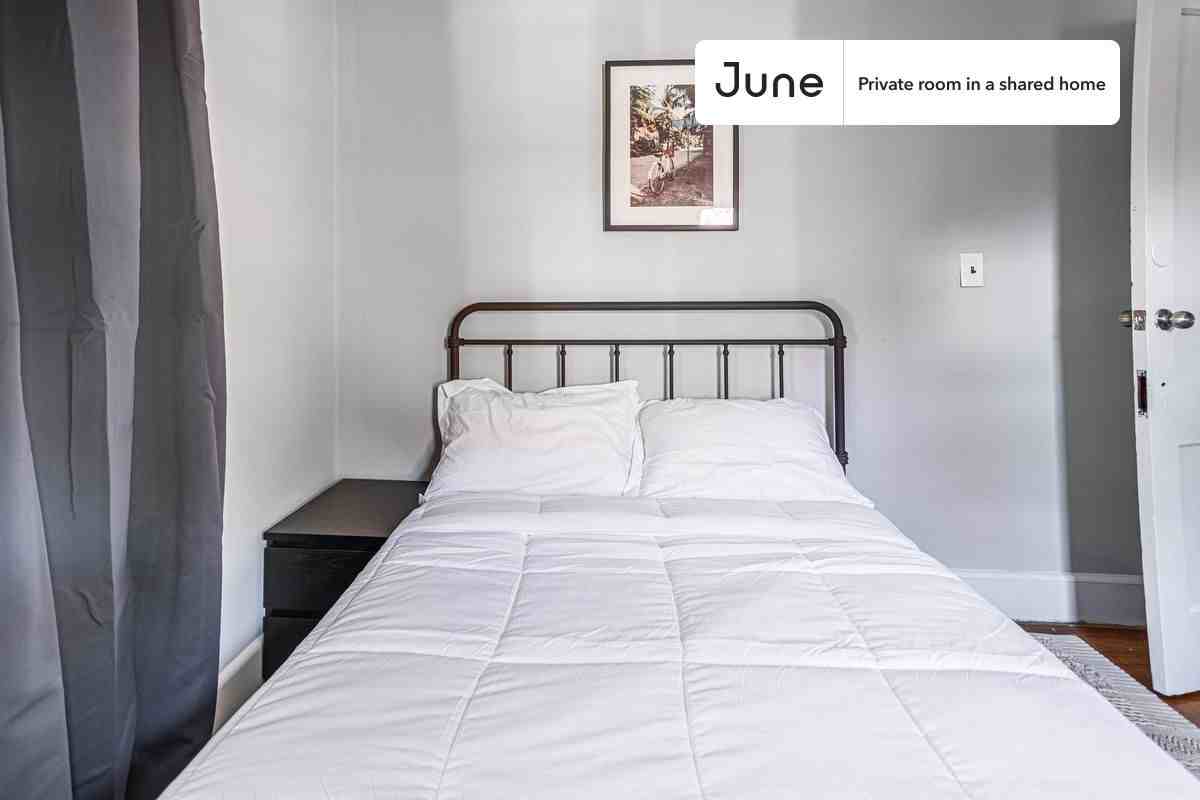 1214 Michigan Ave Ne #C - Photo 2 of 33