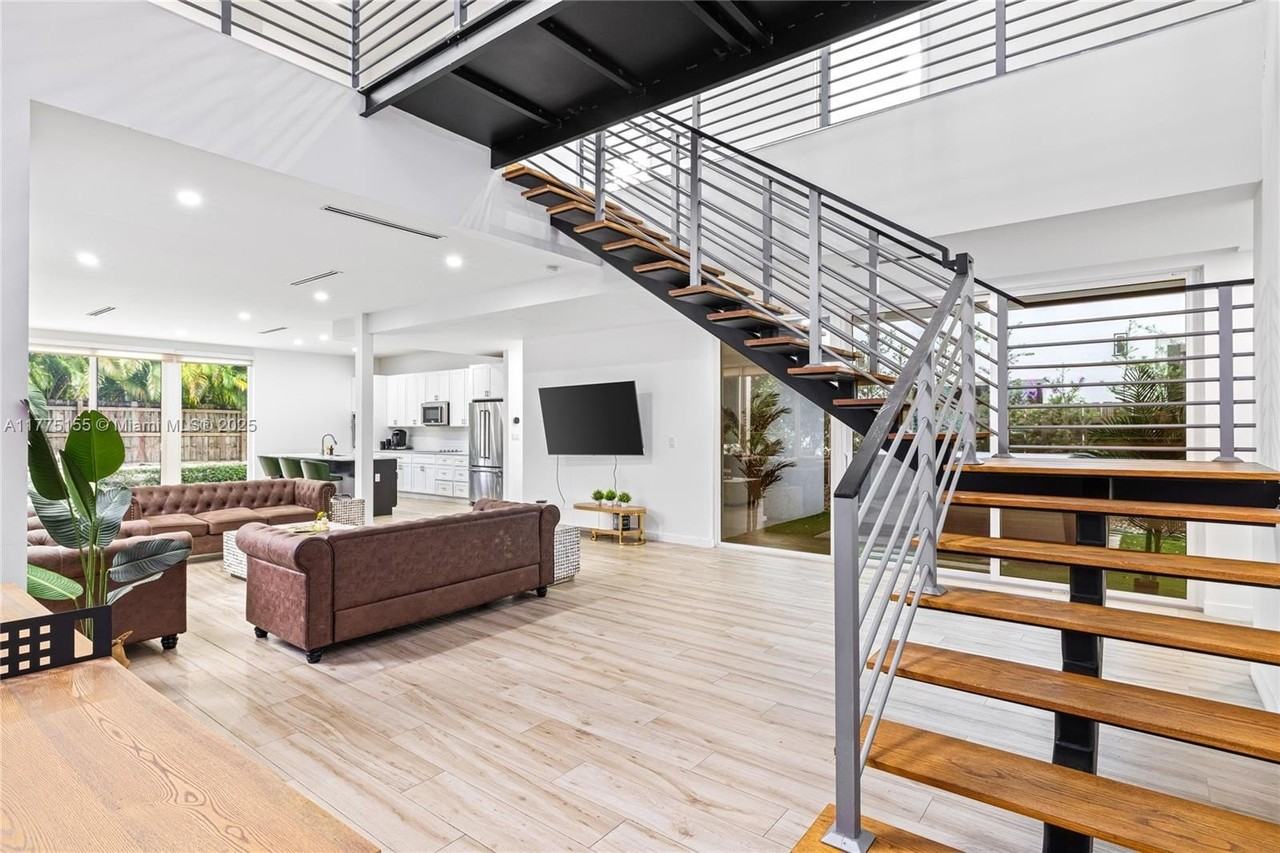 1816 Sw 23rd St - Photo 4 of 35