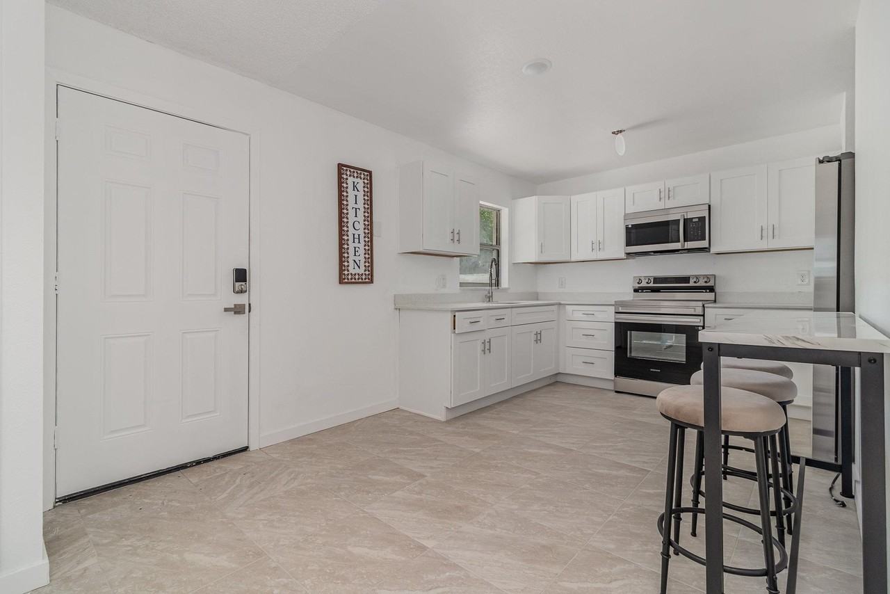 Poppy Ave - Photo 5 of 7