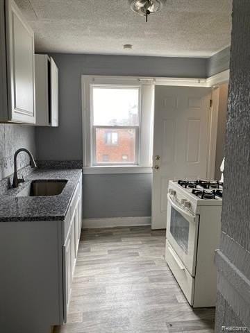 8248 Roselawn St - Photo 3 of 11