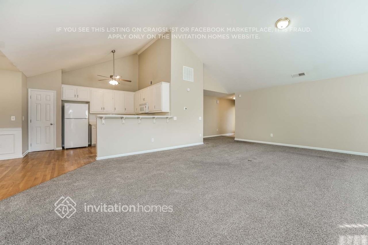 286 Rockingham Dr - Photo 5 of 17