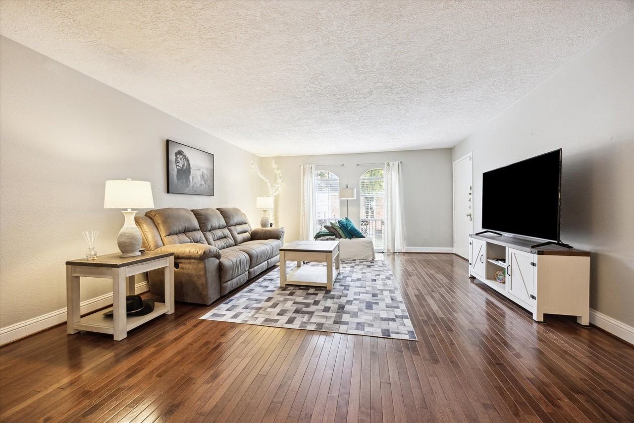 503 N Post Oak Ln - Photo 2 of 20