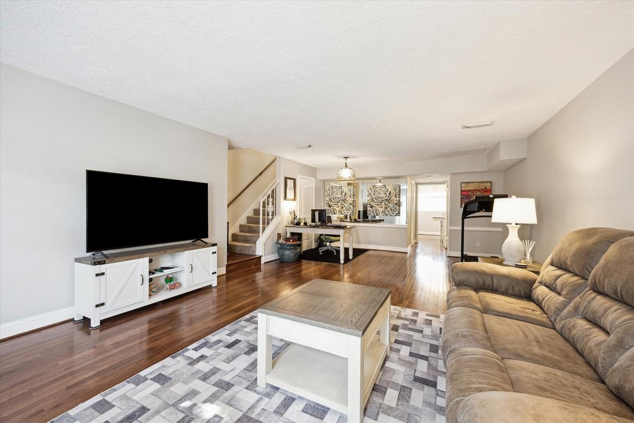 503 N Post Oak Ln - Photo 4 of 20