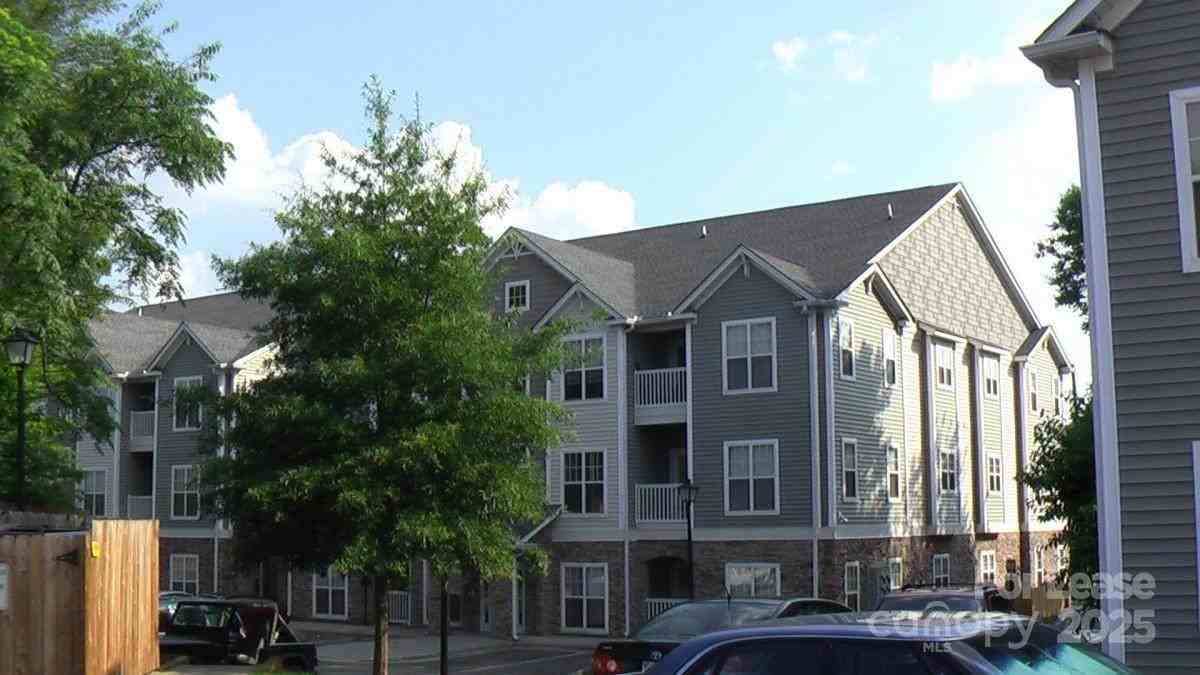 160 Parkwood Ave - Photo 2 of 18