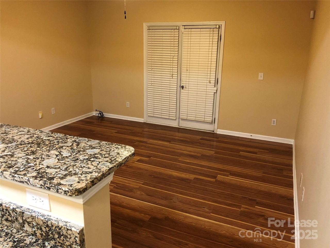 160 Parkwood Ave - Photo 5 of 18